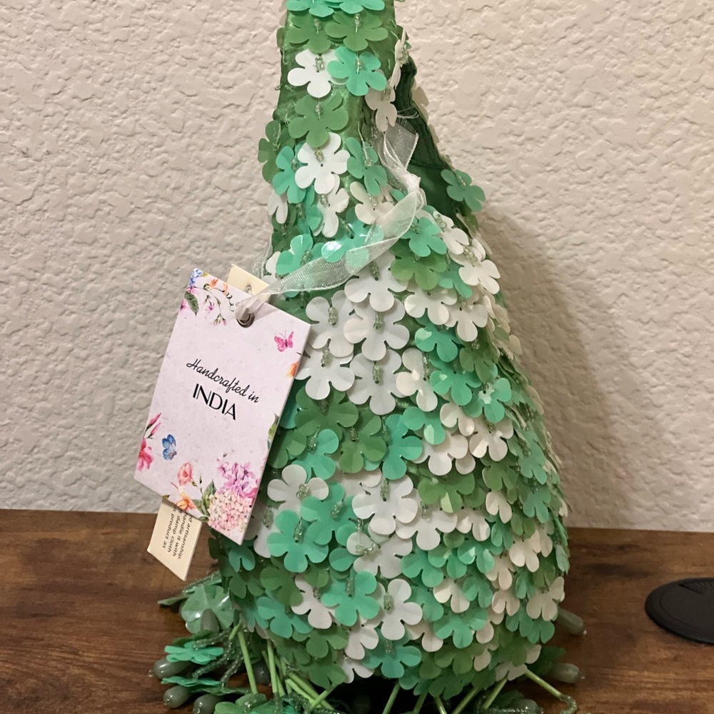 Floral Beaded Green and White Bag 🌿 - Picture 8 of 12